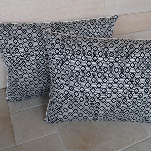 coussin noir et blanc