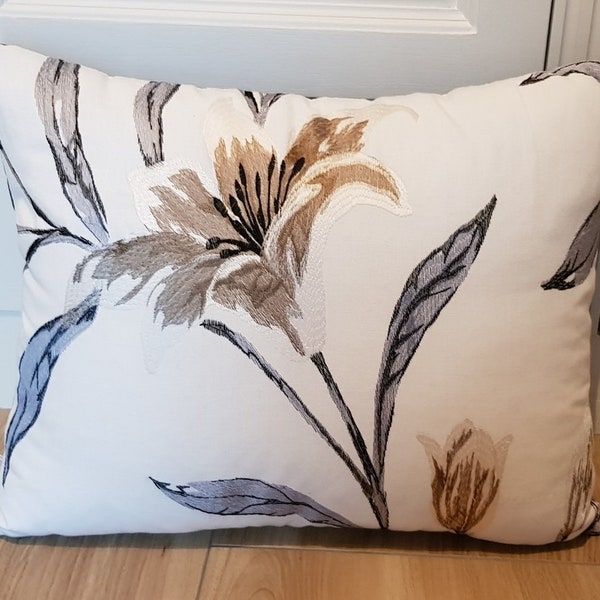 Coussin brodé fleurs de lys