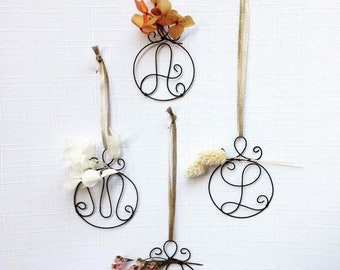 Initial medallion Wire Wall Decoration