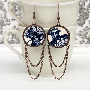 Bijoux céramique, boucles d'oreilles céramique, boucles d'oreilles chaînes, boucles d'oreilles fleurs bleu, céramique française image 1