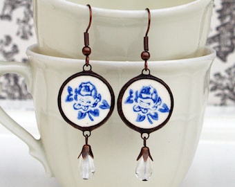 Bijoux en faïence ancienne, boucles d'oreilles céramique, boucles d'oreilles motif fleurs bleu, céramique française,