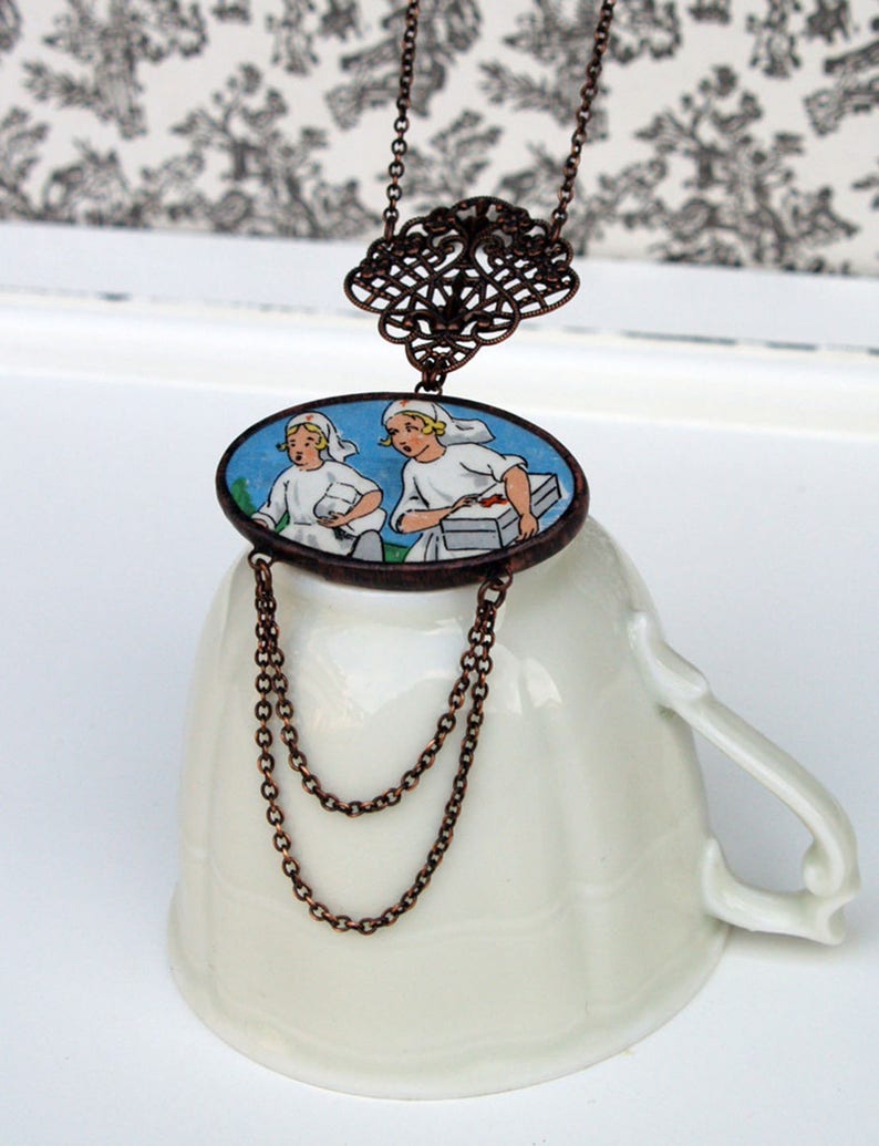 Sautoir en céramique vintage motif infirmières cadeau pour elle image 1