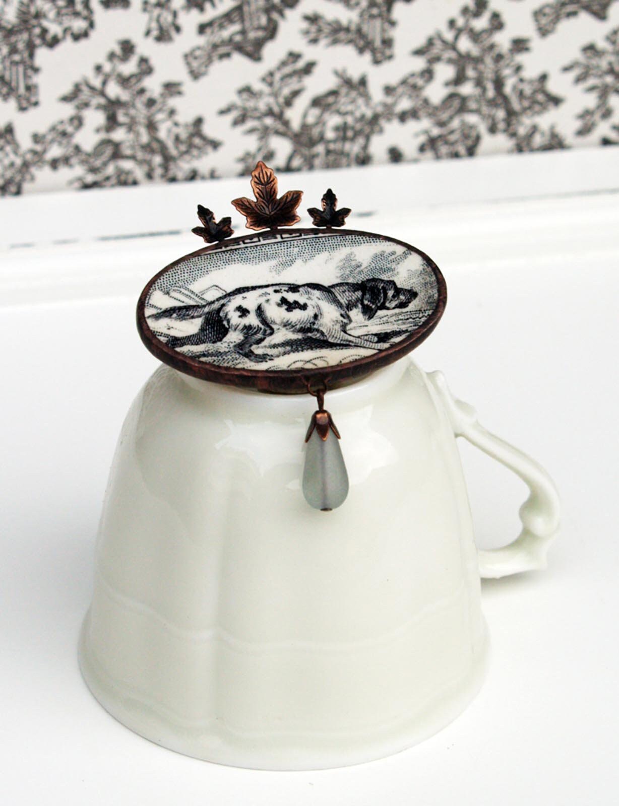 Broche Ancienne Caniche Royal Années 1950 En Céramique Vernissée - Bijou Vintage Laiton, Très Bon état