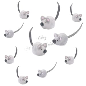 Peut inclure: Plusieurs figurines de souris grises avec des oreilles roses, des nez noirs et de longues queues grises incurvées. Les souris sont disposées sur un fond blanc. Le texte "Chez M Créa" est visible dans l'image.