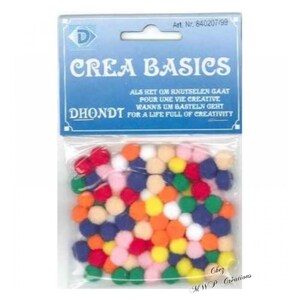 Puede incluir: Una bolsa de plástico transparente llena de pompones coloridos en varios colores, incluyendo rojo, rosa, naranja, amarillo, azul y blanco. La bolsa tiene una etiqueta azul con el texto "CREA BASICS" y otros textos en varios idiomas.