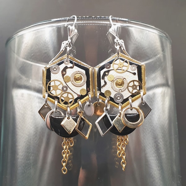 Grandes boucles d'oreilles steampunk multi-breloques, faites en papier résine et acier inox, engrenages de montre vintage, pièce unique