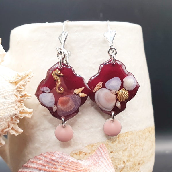 Boucles d'oreilles artisanales rouges et roses, faites en papier, résine et acier inoxydable, vrais coquillages et hippocampe, pièce unique