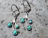 Boucles d 39 oreilles bleues vertes et argentées, bijou fait-main en résine, strass swarovski, pièce unique