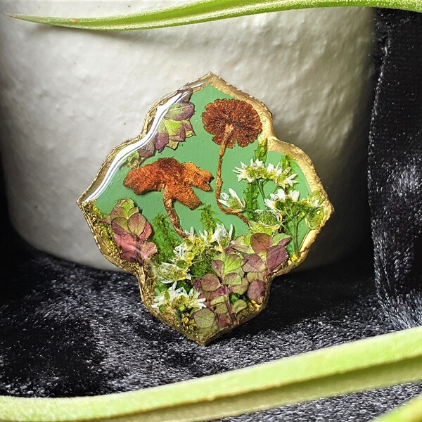 Broche artisanale faite en papier résine et acier inox, vrais champignons, mousse, feuilles et fleurs, verte marron et dorée, pièce unique
