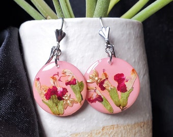 Round handmade earrings, in resin paper and stainless steel, dried flowers and bees, fuchsia and green roses, unique piece