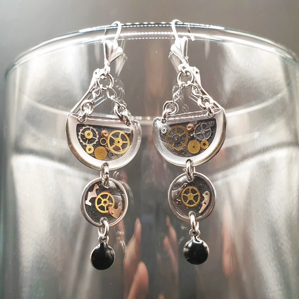 Boucles d'oreilles pendantes steampunk, faites en résine teintée noire et acier inoxydable, engrenages de montre vintage, pièce unique