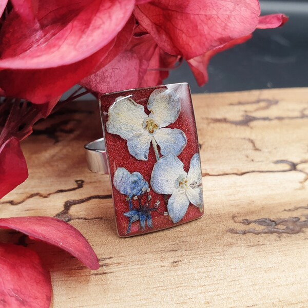 Bague rectangulaire réglable, faite en résine et acier inoxydable, vraies fleurs d'hortensias bleues sur fond rouge, pièce unique