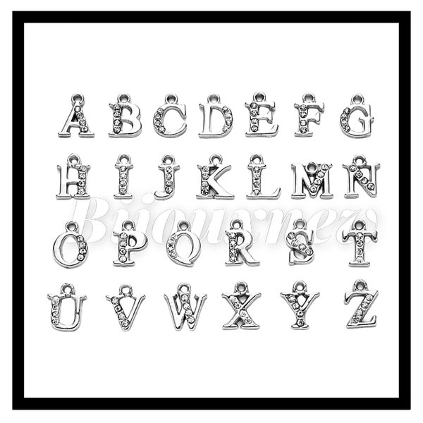 Un montón de letras del abecedario A, B, C, D,… colgantes iniciales, abalorios, charms, charms.....