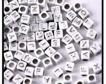 X10pcs perles cubes lettres alphabet blanc et argentées.