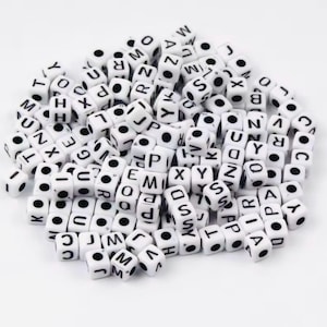 Cuentas de cubo con letras del alfabeto.