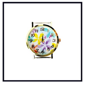 Peut inclure: Une montre dorée avec un cadran blanc et un motif floral. La montre a des chiffres romains noirs et des aiguilles noires.