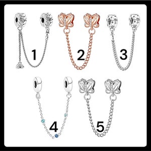 Può includere: Cinque stili diversi di connettori per catena di braccialetti con ciondoli in argento e oro rosa. Ogni connettore presenta un ciondolo a forma di farfalla e un design a clip. Le catene sono numerate da 1 a 5.