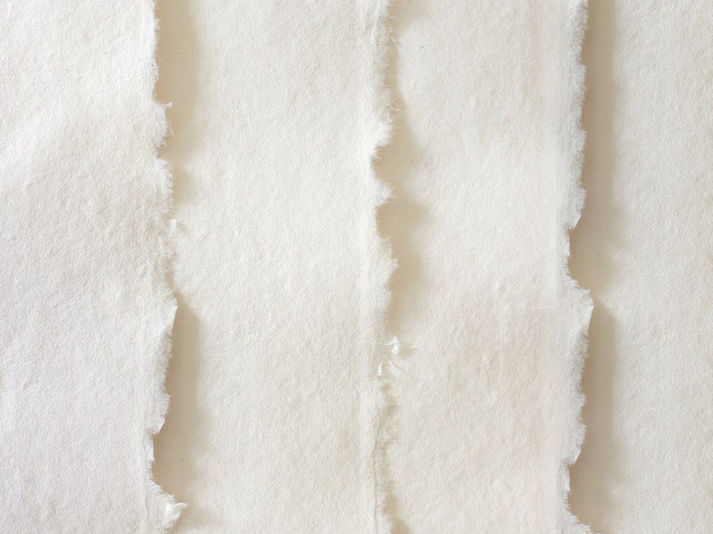K&ouml;nnte beinhalten: Nahaufnahme von drei wei&szlig;en Papierbl&auml;ttern mit unregelm&auml;&szlig;igen, zerrissenen Kanten.