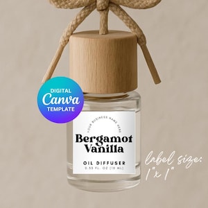 Peut inclure: Une bouteille en verre transparente avec un bouchon en bois et une étiquette blanche sur laquelle est inscrit "Bergamot Vanilla Oil Diffuser 0.55 FL. OZ (10 ML)". La bouteille est suspendue à un nœud en ficelle brune. La taille de l'étiquette est de 1" x 1".