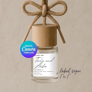 Puede incluir: Botella difusora de coche de vidrio transparente con tapa de madera y cuerda beige para colgar. La etiqueta dice "Tonka and Amber" con notas de fragancia y volumen. El tamaño de la etiqueta es de 2,54 cm x 2,54 cm. Visible una insignia "Digital Canva Template".
