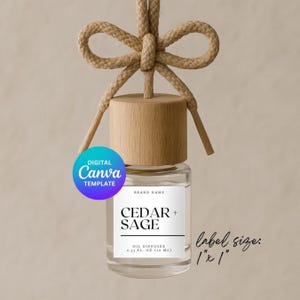 Puede incluir: Una botella de vidrio transparente con una tapa de madera y una etiqueta blanca que dice "CEDAR + SAGE OIL DIFFUSER 0.33 FL. OZ (30 ML)". La botella está colgada de una cuerda marrón con un lazo. El tamaño de la etiqueta es de 1" x 1".