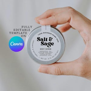 Könnte beinhalten: Eine silberne Dose mit "Salt & Sage" Körperpeeling wird in einer Hand gehalten. Das Etikett enthält den Text "Body Scrub" und Zutatenangaben. Die Dose ist 59 ml. Eine Canva-Vorlagengrafik befindet sich oben links.