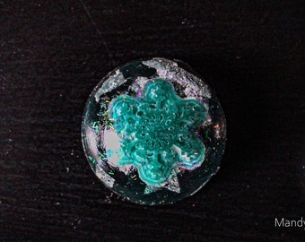 Resin decoration with magnet and snowflake