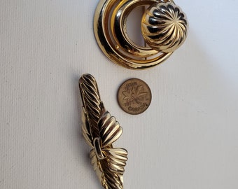 2 x Vintage Gold Tone Pins/ Brooches