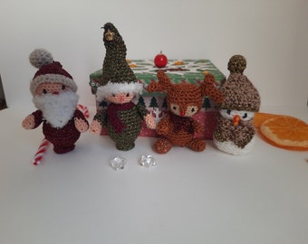 4 figurines de Noël dans leur boite cadeau