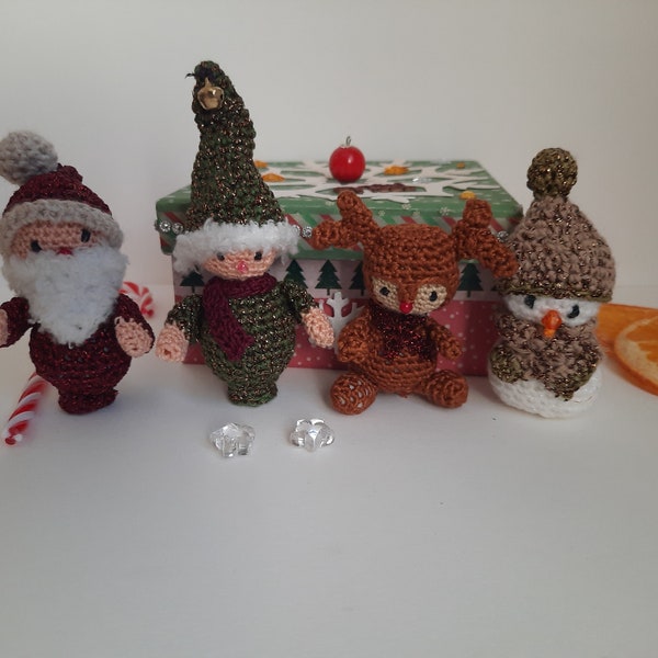 4 figurines de Noël dans leur boite cadeau