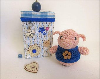 "Piggy" - petit cochon  porte bonheur en crochet dans sa boite