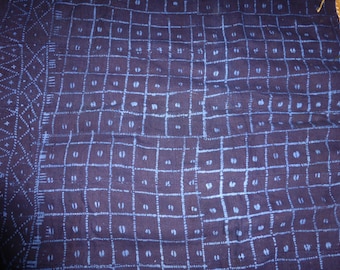 Könnte beinhalten: Nahaufnahme eines blauen und weißen Stoffes mit einem gitterartigen Muster. Der Stoff hat eine strukturierte Oberfläche und ist aus einem gewebten Material.