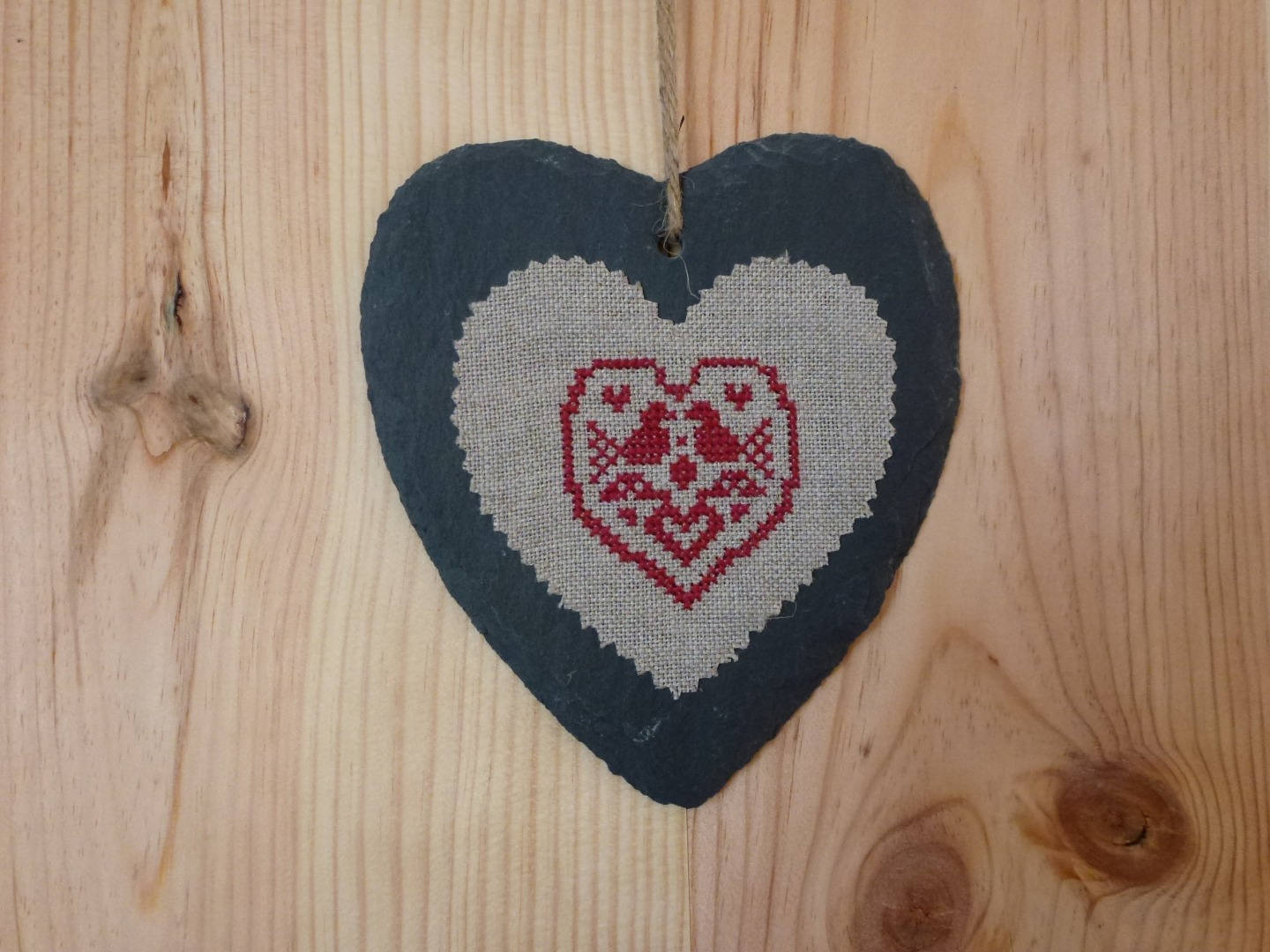 Coeur en Ardoise avec Motif Coeur Brodé Main