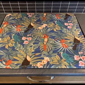 "My Friends the Parrots" kookplaatbeschermer van zeildoek, viscose en katoen