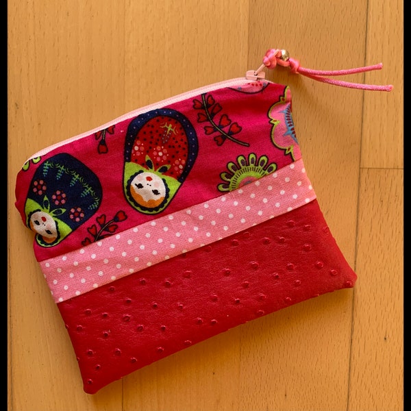 Trousse multi fonction "Matriochkas" en simili cuir autruche fuchsia et tissu coton