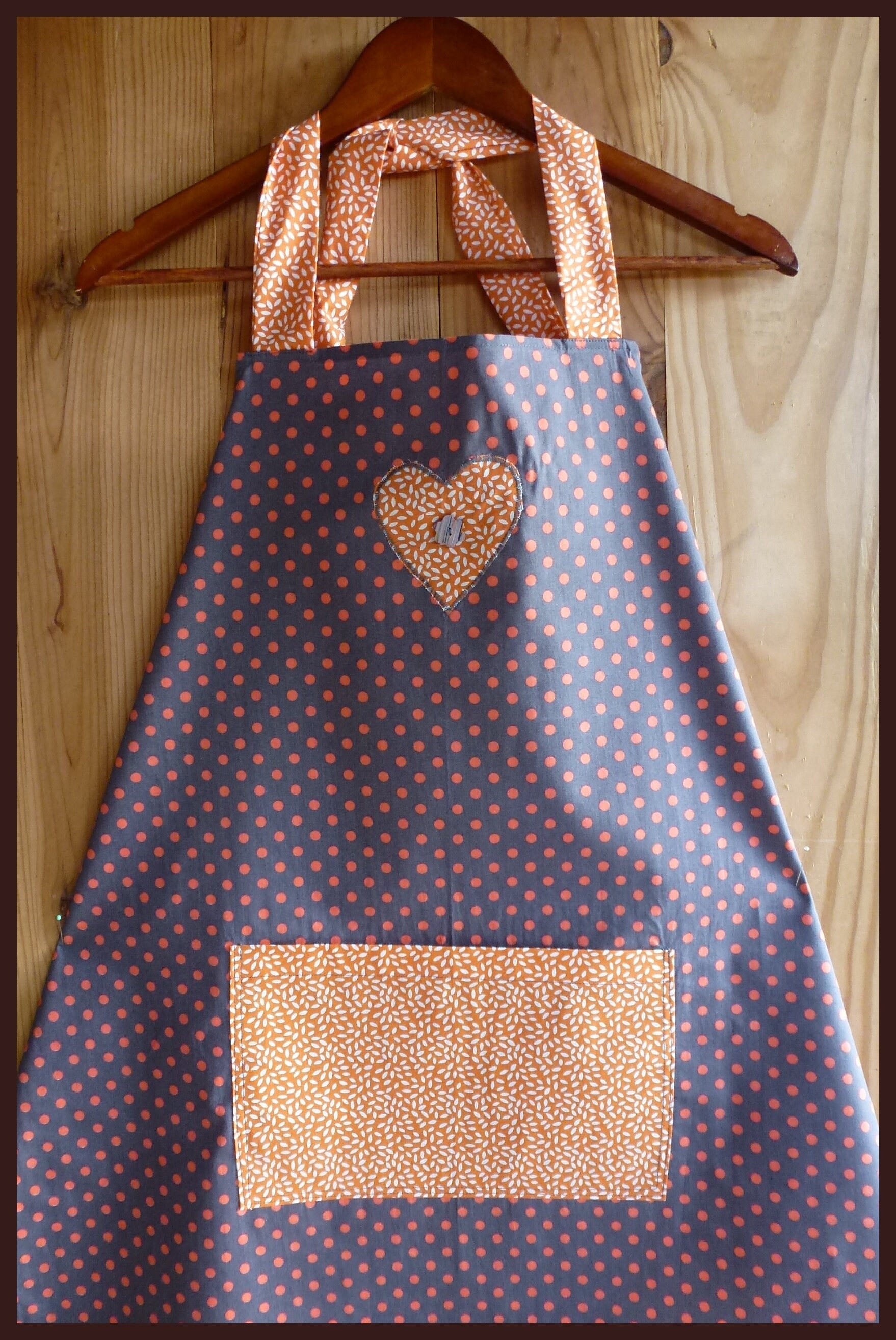 Tablier de Cuisine Marron à Pois Orange avec Appliqué et Poche Ventrale