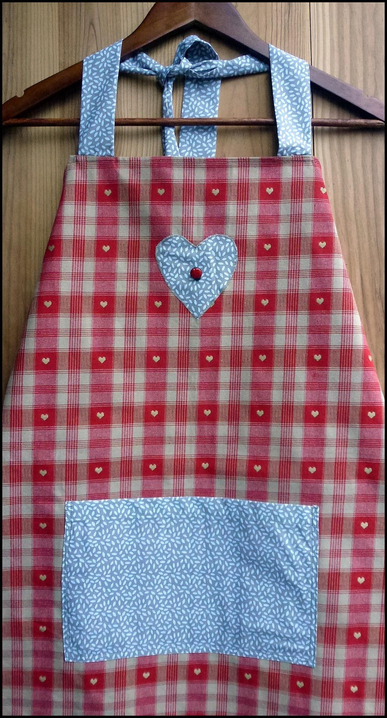 Tablier de Cuisine en Rouge en Tissu Carreaux Rouge et Beige avec Petits Coeurs Beiges