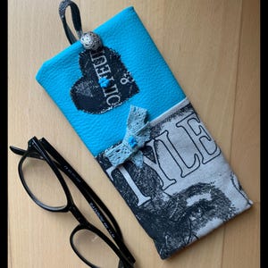 Brillenkoker "Style in blue" van imitatieleer en zeildoek