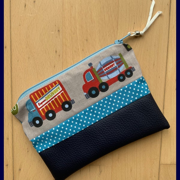 Trousse multi fonction "Mes Camions " en simili cuir bleu foncé et tissu coton .