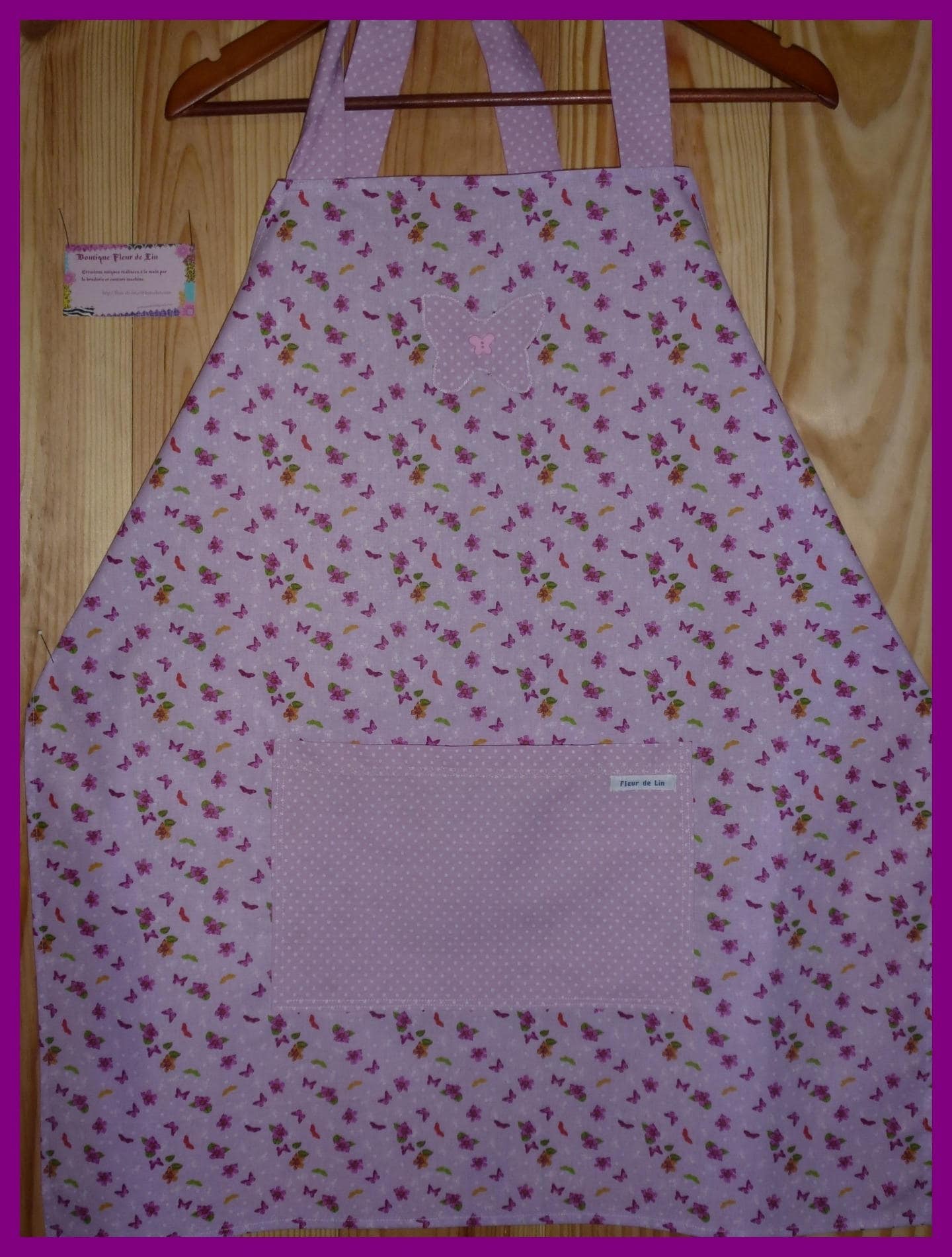 Tablier de Cuisine Fleurs et Papillons Mauve avec Poche Ventrale Appliqué Papillon