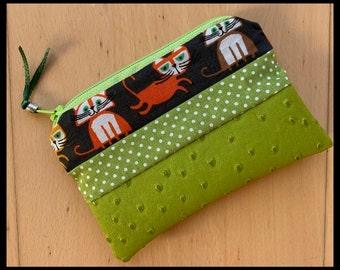 “Maes Chatons” coin purse in anise green imitation leather and cotton fabric