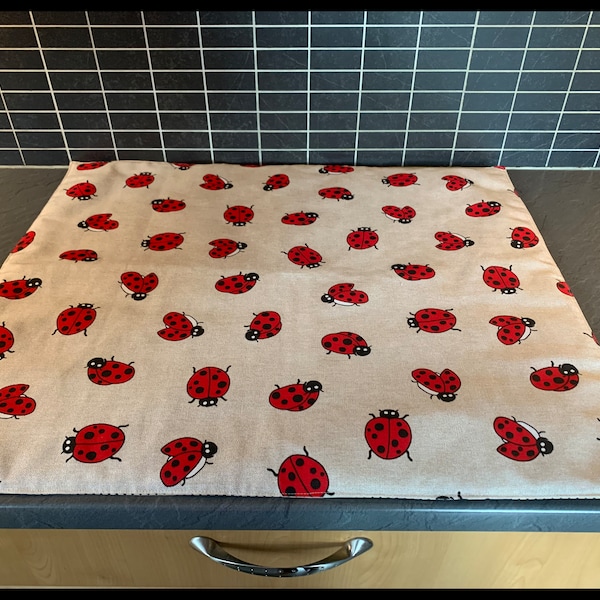 Protège plaque de cuisson "Mes Coccinelles " en tissu bachette ,vsieline et tissu coton