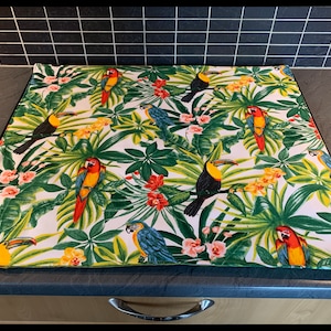 Kookplaatbeschermer “Mon Parroquet” in bachettestof, vsieline en katoenen stof