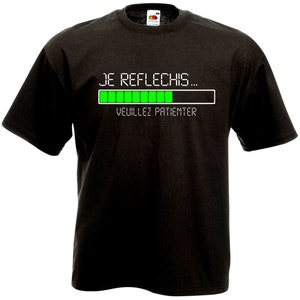 Peut inclure: T-shirt noir avec un graphique blanc qui dit "Je réfléchis..." et une barre de progression verte qui dit "Veuillez patienter".