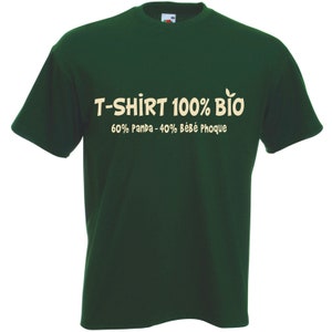 Puede incluir: Una camiseta verde oscuro con el texto "T-SHIRT 100% BIO" y "60% Panda - 40% Bébé Phoque" en color amarillo claro.
