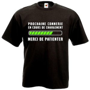 Peut inclure: T-shirt noir avec un graphisme blanc qui dit "Prochaine connerie en cours de chargement" et une barre de progression verte qui dit "Merci de patienter".