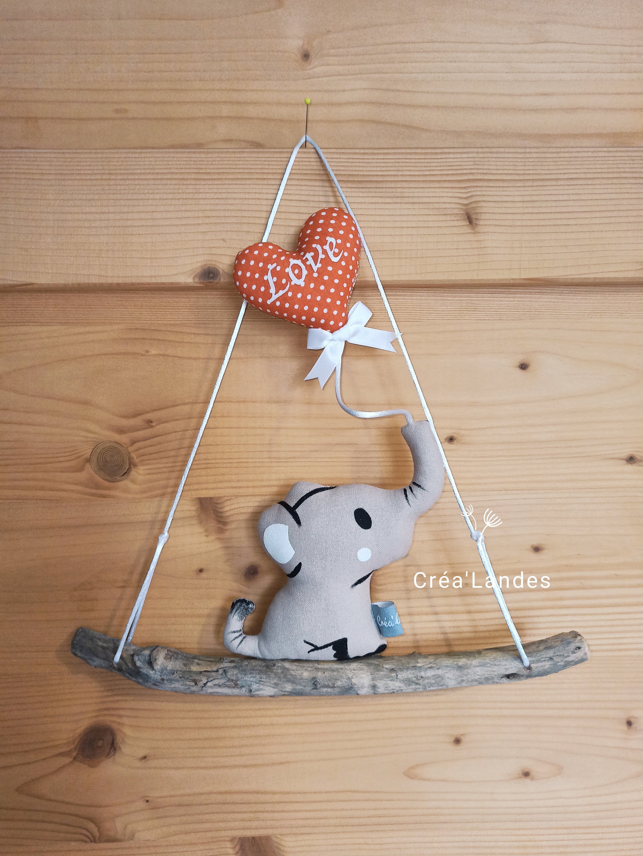 Suspension Bois Flotté Bébé Éléphant et Son Ballon Déco Chambre Bébé