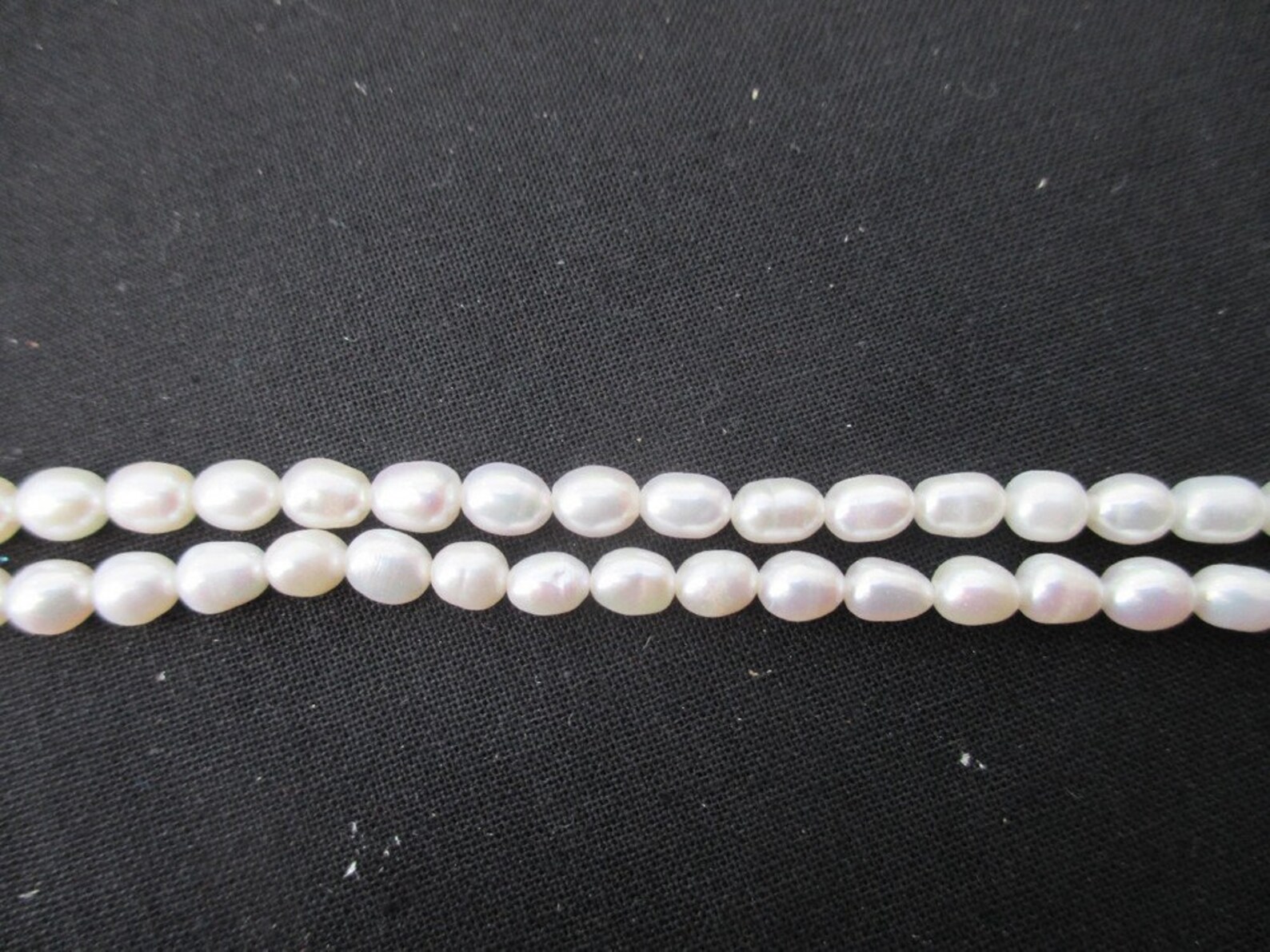COLLIER A LONGUE CHAINE, PENDENT. PLUME ET STRASS
