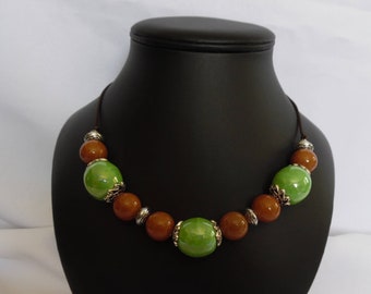 Collier de perles en céramique, unique, marron et vert, fil de soie, cadeau unique, bijou femme,  cadeau fait main, fermoir en acier