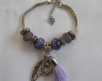 Bracelet Charm's femmes, perles en verre, métal, pompon, plume, violet, gris, cadeau fête des mères, breloques, unique, fait à la main